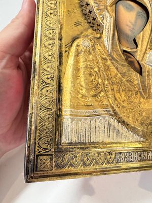 A framed Russian icon of the Kazan Mother of God with a silver-gilt riza — foto 11