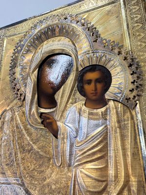 A framed Russian icon of the Kazan Mother of God with a silver-gilt riza — foto 12