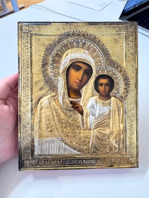 A framed Russian icon of the Kazan Mother of God with a silver-gilt riza — foto 5