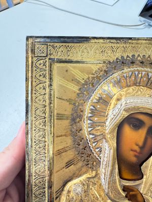 A framed Russian icon of the Kazan Mother of God with a silver-gilt riza — foto 6