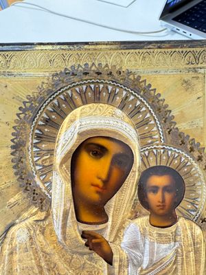 A framed Russian icon of the Kazan Mother of God with a silver-gilt riza — foto 7
