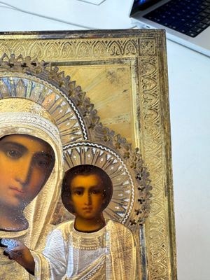 A framed Russian icon of the Kazan Mother of God with a silver-gilt riza — foto 8