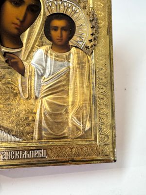 A framed Russian icon of the Kazan Mother of God with a silver-gilt riza — foto 9
