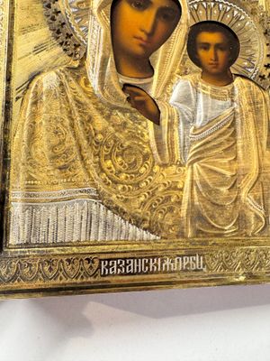 A framed Russian icon of the Kazan Mother of God with a silver-gilt riza — foto 10