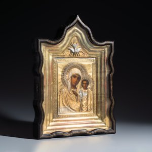 A framed Russian icon of the Kazan Mother of God with a silver-gilt riza — foto 1