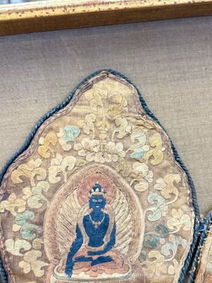 A framed Tibetan silk-embroidered four-leaf ritual crown with Transcendent Buddhas, Tibet, 18th C. — photo 8