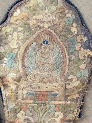 A framed Tibetan silk-embroidered four-leaf ritual crown with Transcendent Buddhas, Tibet, 18th C. — photo 9