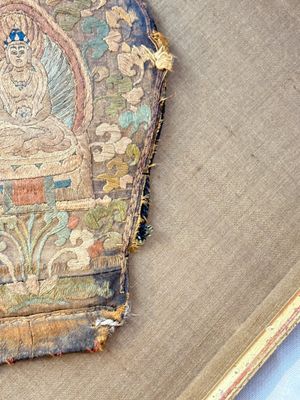A framed Tibetan silk-embroidered four-leaf ritual crown with Transcendent Buddhas, Tibet, 18th C. — photo 10