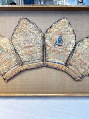A framed Tibetan silk-embroidered four-leaf ritual crown with Transcendent Buddhas, Tibet, 18th C. — photo 11