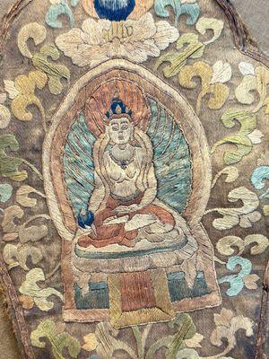 A framed Tibetan silk-embroidered four-leaf ritual crown with Transcendent Buddhas, Tibet, 18th C. — photo 2