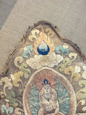 A framed Tibetan silk-embroidered four-leaf ritual crown with Transcendent Buddhas, Tibet, 18th C. — photo 3