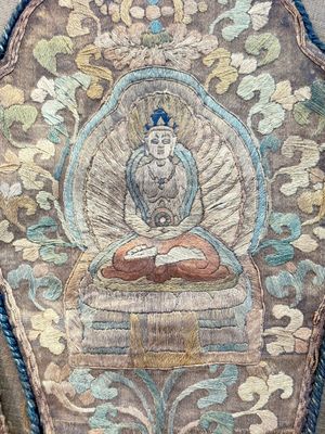 A framed Tibetan silk-embroidered four-leaf ritual crown with Transcendent Buddhas, Tibet, 18th C. — photo 4