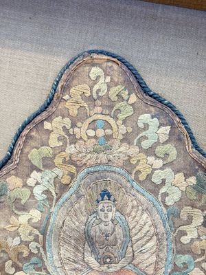 A framed Tibetan silk-embroidered four-leaf ritual crown with Transcendent Buddhas, Tibet, 18th C. — photo 5