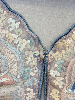 A framed Tibetan silk-embroidered four-leaf ritual crown with Transcendent Buddhas, Tibet, 18th C. — photo 6