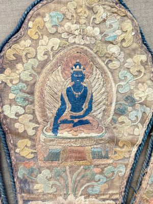 A framed Tibetan silk-embroidered four-leaf ritual crown with Transcendent Buddhas, Tibet, 18th C. — photo 7