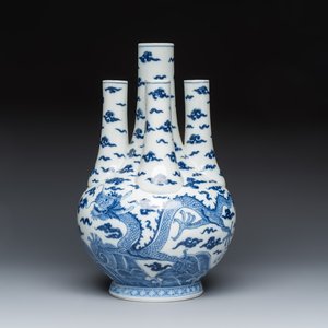 A French blue and white chinoiserie 'Dragon' tulip vase — photo 2