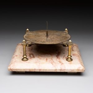 A French brass horizontal sundial on marble base, 18/19th C. — foto 1