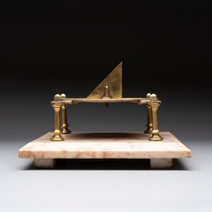 A French brass horizontal sundial on marble base, 18/19th C. — foto 5