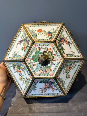 A French chandelier inset with Chinese famille verte plaques, 19th C. — foto 1