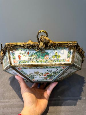 A French chandelier inset with Chinese famille verte plaques, 19th C. — foto 11