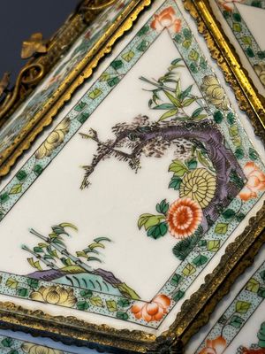 A French chandelier inset with Chinese famille verte plaques, 19th C. — foto 6