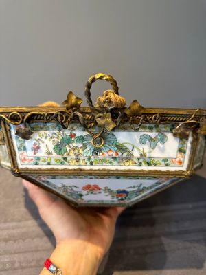 A French chandelier inset with Chinese famille verte plaques, 19th C. — foto 9