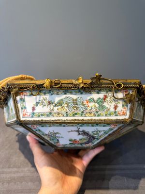 A French chandelier inset with Chinese famille verte plaques, 19th C. — foto 10