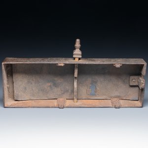 A French engraved wrought iron noble lock plate, 17th C. — photo 3