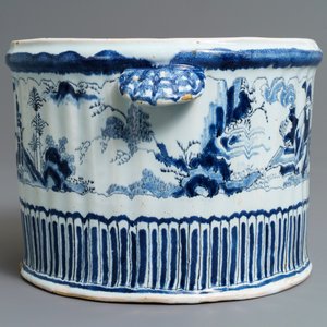 A French faience chinoiserie cooler in blue, white and manganese, Nevers, 17/18th C. — 照片 3