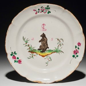 A French faience de l'Est plate with a bear, Les Islettes or Moustiers, 18th C. — photo 1