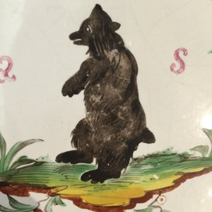 A French faience de l'Est plate with a bear, Les Islettes or Moustiers, 18th C. — photo 7