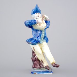 A French faience figure of a violin player, ca. 1800 — 照片 1
