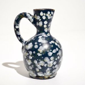 A French faience jug with blue ground "A la bougie" design, Nevers, 17th C. — 照片 4