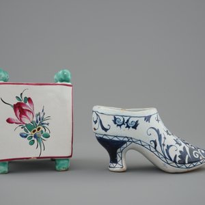 A French faience miniature square flower pot and a Rouen faience shoe, 18/19th C. — 照片 3