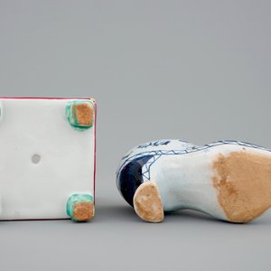 A French faience miniature square flower pot and a Rouen faience shoe, 18/19th C. — 照片 7