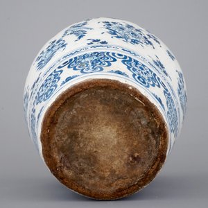 A French faience Nevers chinoiserie vase in Delft style, 17th C. — 照片 4