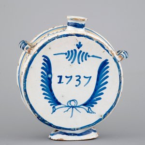 A French faience pilgrim's flask with St.-Francis, Nevers, 18th C. — 照片 3