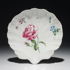 A French faience shell-shaped dish with floral design, Joseph Hannong, Strasbourg, 18th C. — photo 1