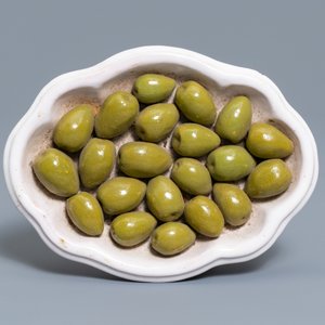 A French faience trompe-l'oeil dish with olives, Moustiers, 18th C. — photo 2