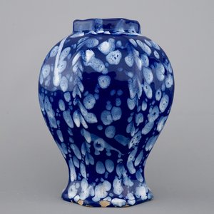 A French faience vase with bleu Persan or "A la bougie" decoration, Nevers, 17th C. — 照片 1