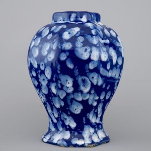 A French faience vase with bleu Persan or "A la bougie" decoration, Nevers, 17th C. — 照片 2