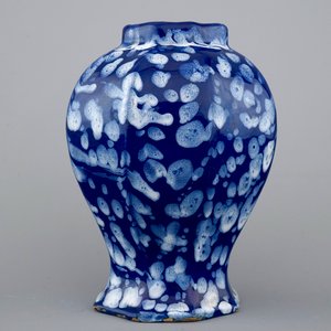 A French faience vase with bleu Persan or "A la bougie" decoration, Nevers, 17th C. — 照片 3