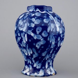 A French faience vase with bleu Persan or "A la bougie" decoration, Nevers, 17th C. — 照片 4