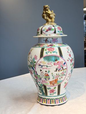 A French famille rose-style 'Xi Xiang Ji' covered vase, Samson, Paris, 19th C. — foto 1
