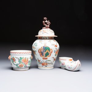 A famille verte-style armorial covered vase, a jar and a clog-shaped bowl, Samson, Paris, 19th C. — photo 1