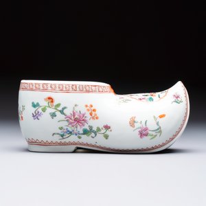 A famille verte-style armorial covered vase, a jar and a clog-shaped bowl, Samson, Paris, 19th C. — photo 2
