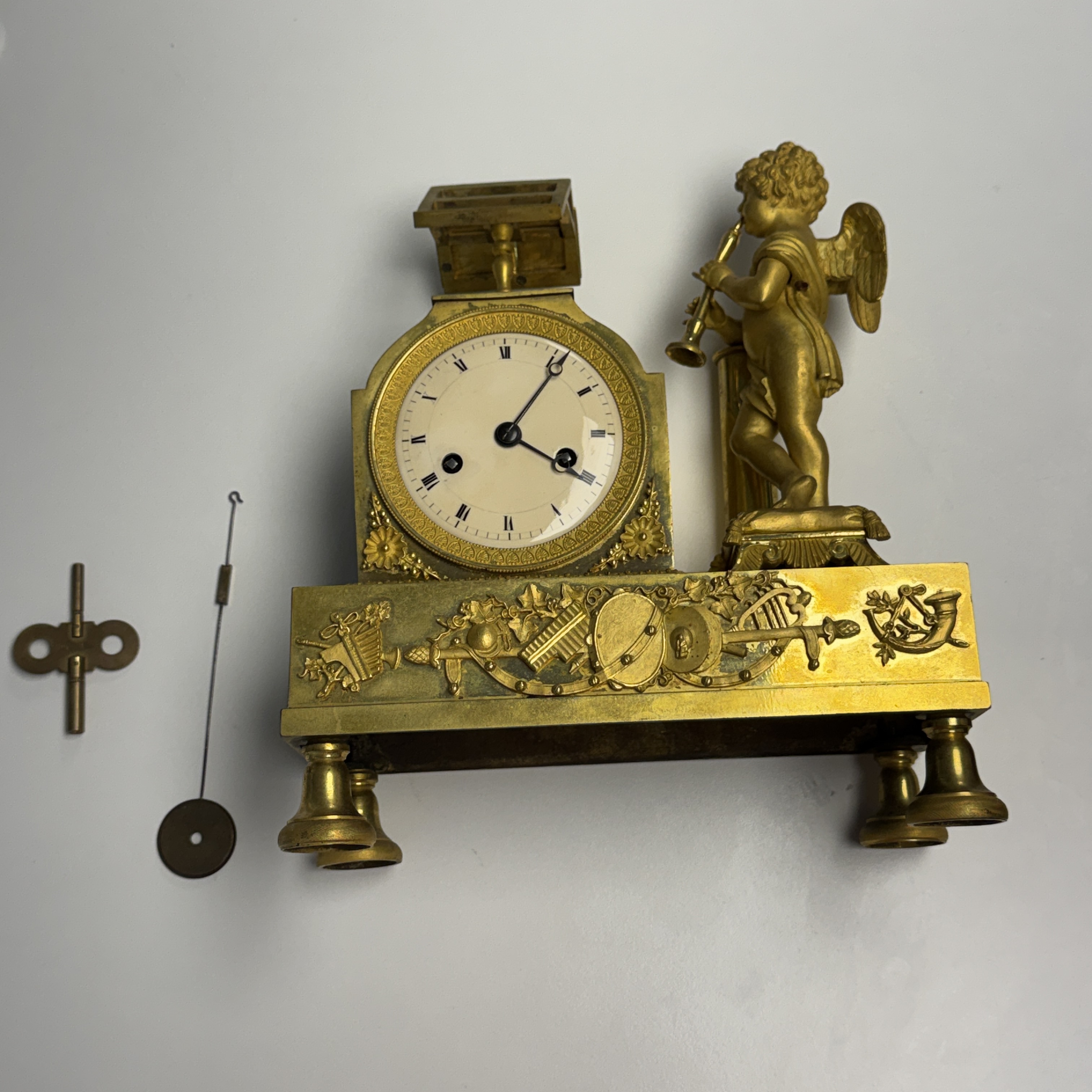A French fire-gilt bronze mantel clock with a music making cherub — foto 1
