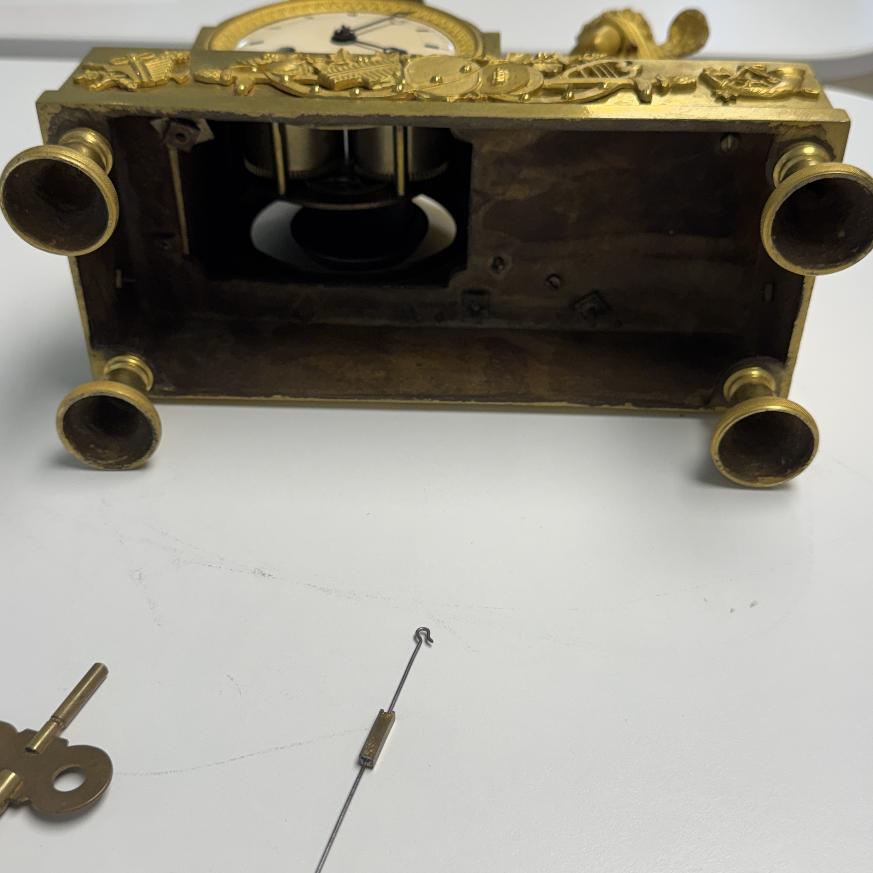 A French fire-gilt bronze mantel clock with a music making cherub — foto 11