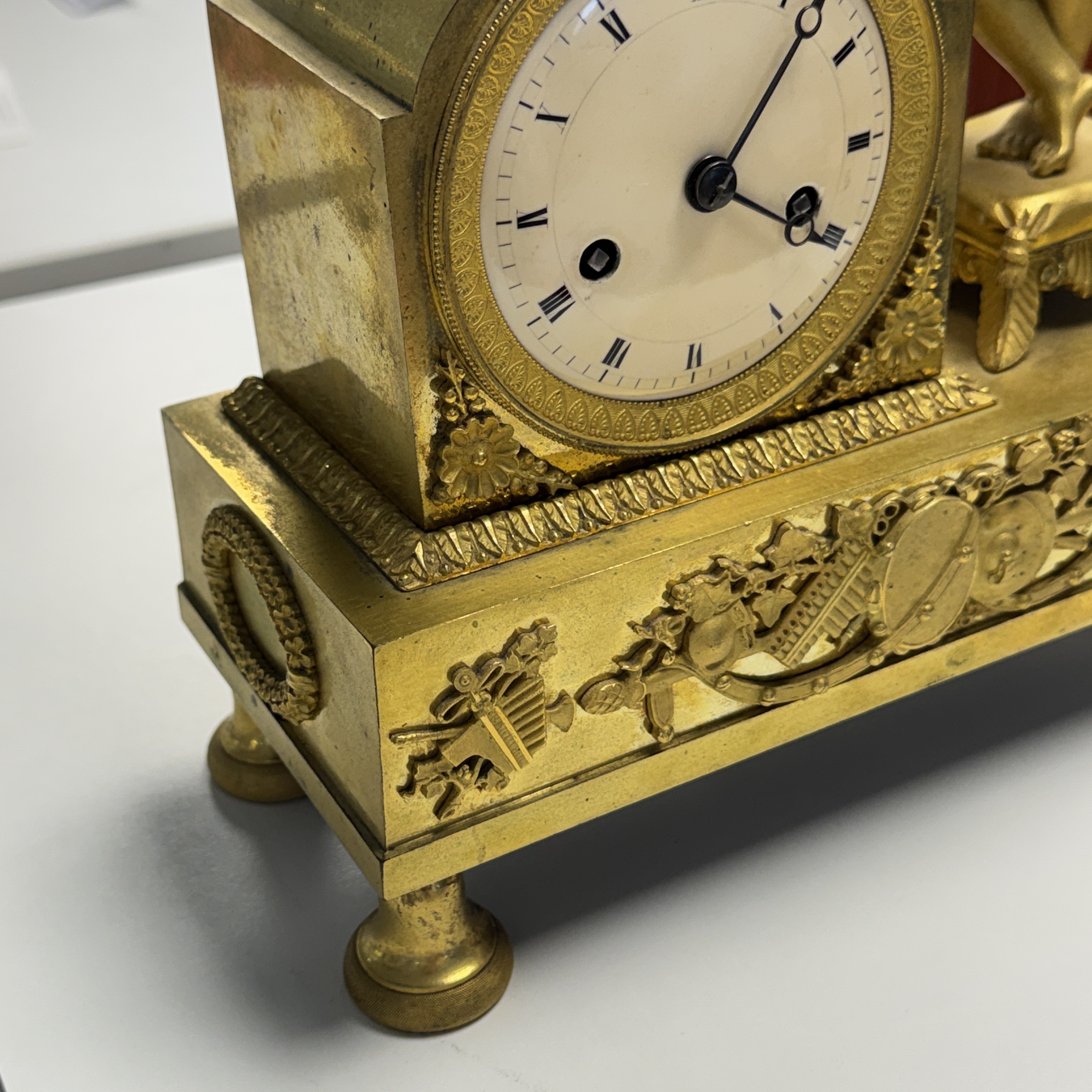 A French fire-gilt bronze mantel clock with a music making cherub — foto 2