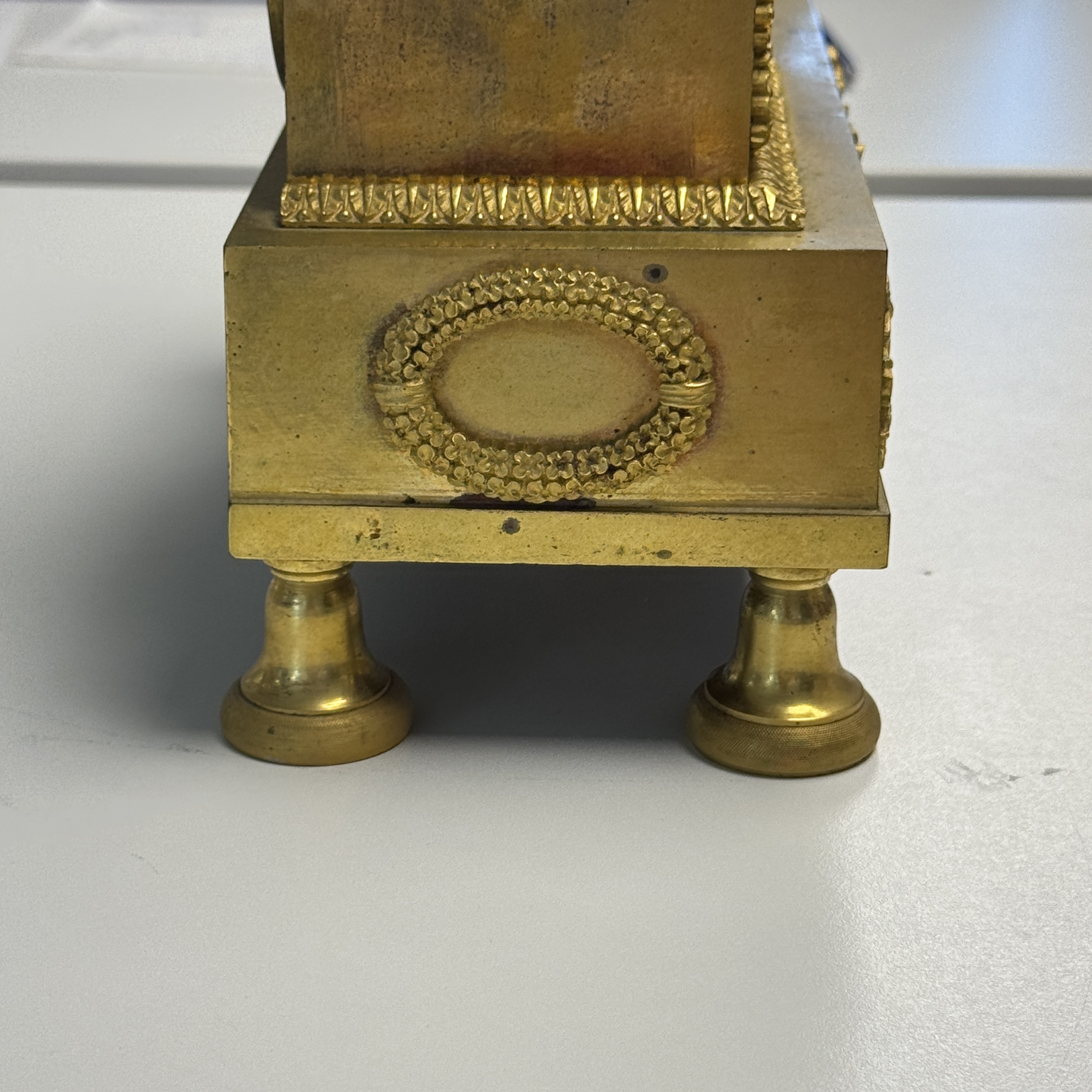 A French fire-gilt bronze mantel clock with a music making cherub — foto 3